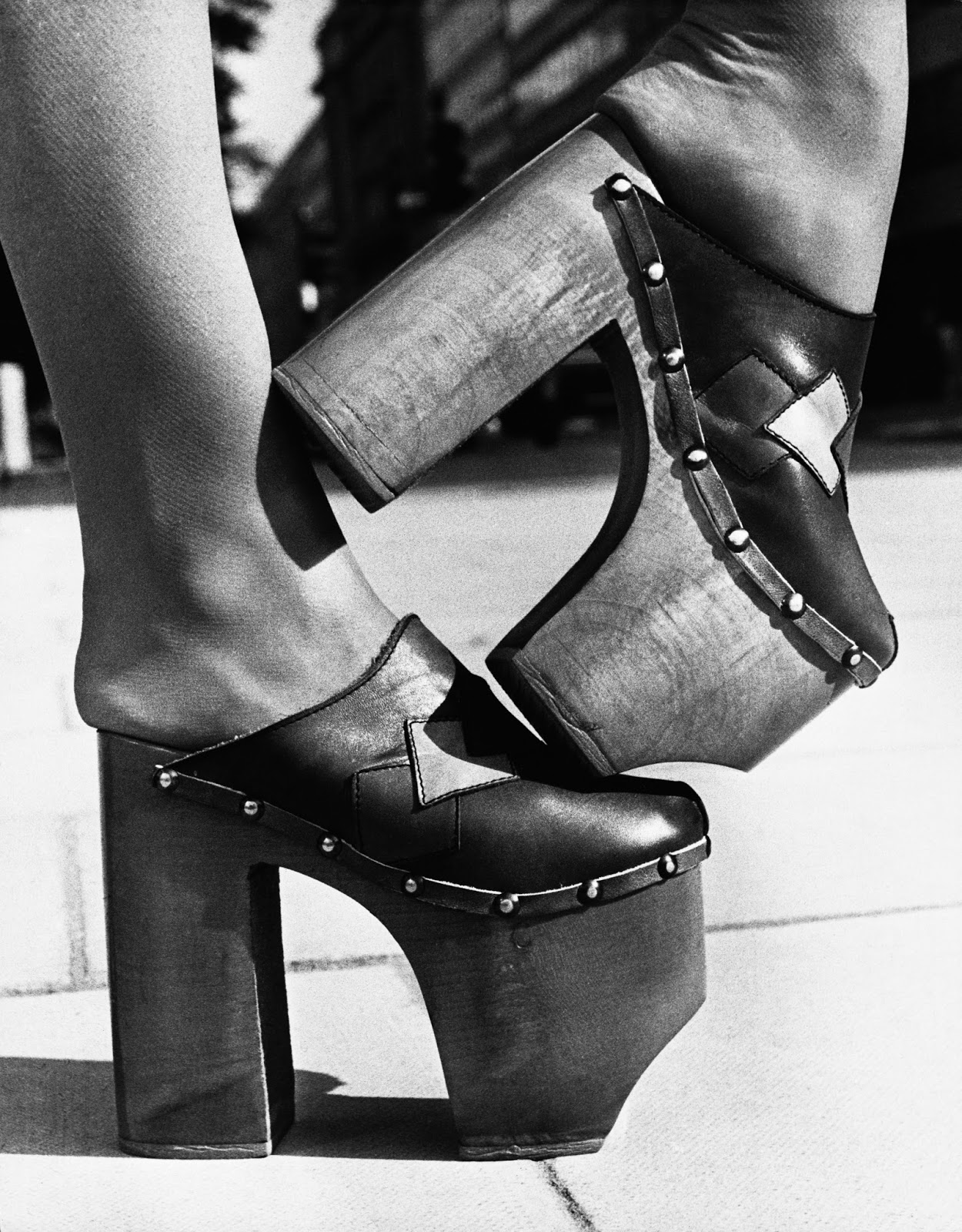 1250x1600, 509 Kb / туфли, каблуки, платформа, копыта, ноги, ч/б, обувь, женская, семидесятые