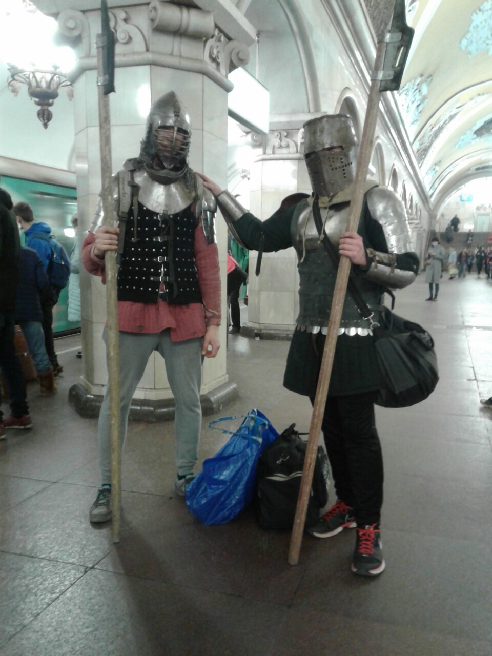 960x1280, 212 Kb / метро, доспехи, кроссовки, рыцари