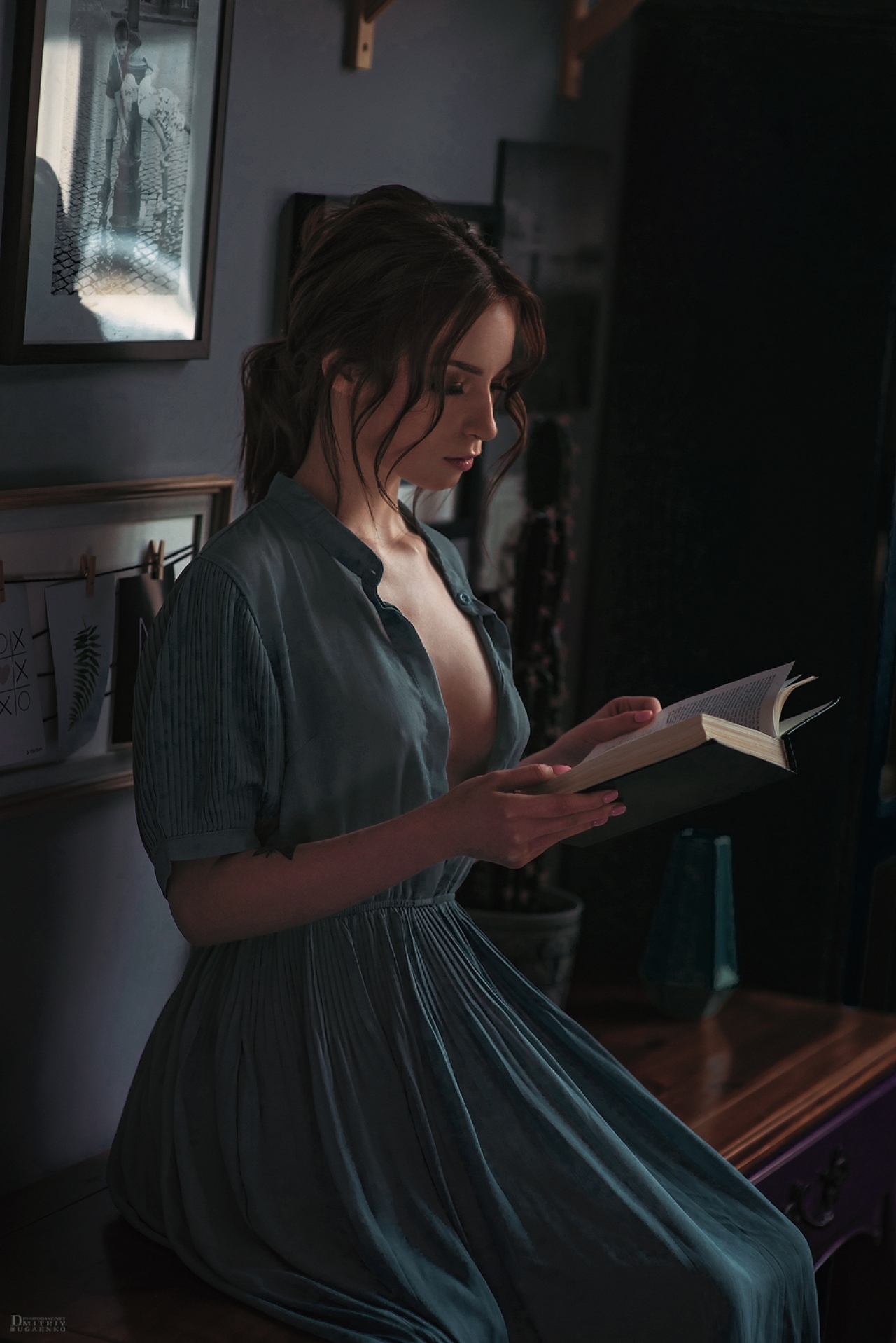 1280x1917, 530 Kb / брюнетка, книга, декольте, зеленое, платье, прищепка