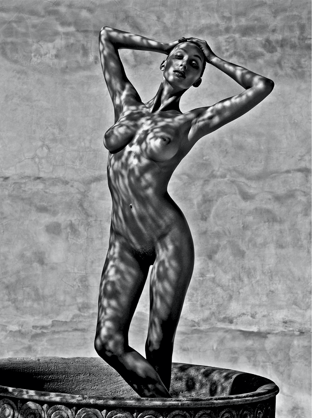 1072x1436, 596 Kb / девка, пятна, тень, бадья, ч/б