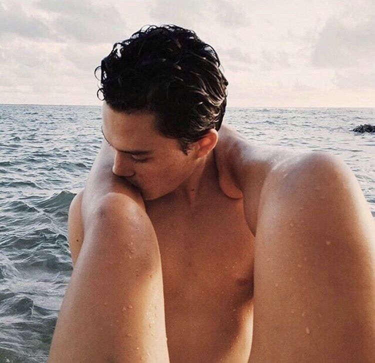 750x726, 87 Kb / вода, капли, ноги, плечи, брюнет, поцелуй