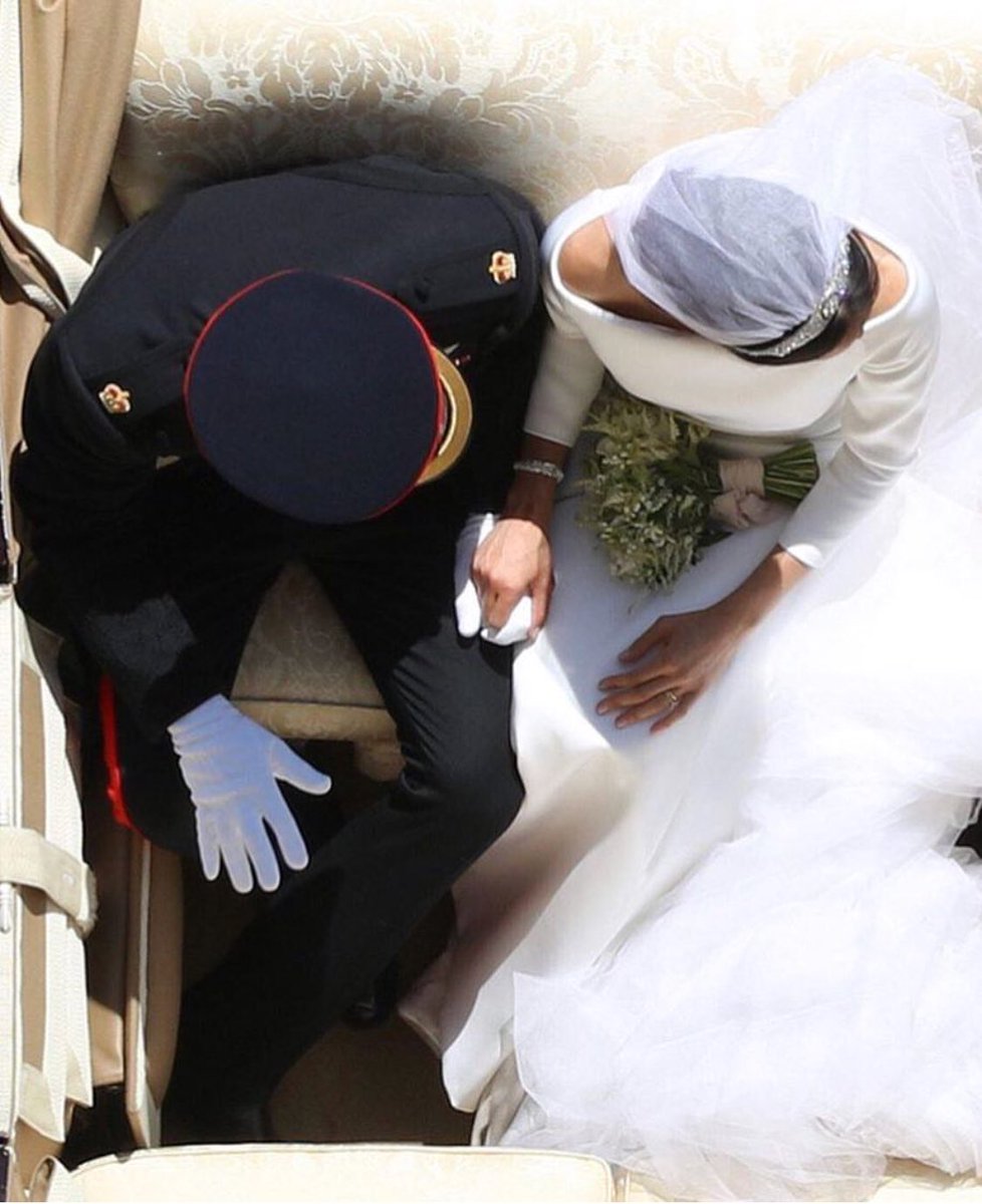 978x1200, 140 Kb / принц Гарри, Меган, свадьба, букет, фуражка, белое, платье, перчатки, сверху