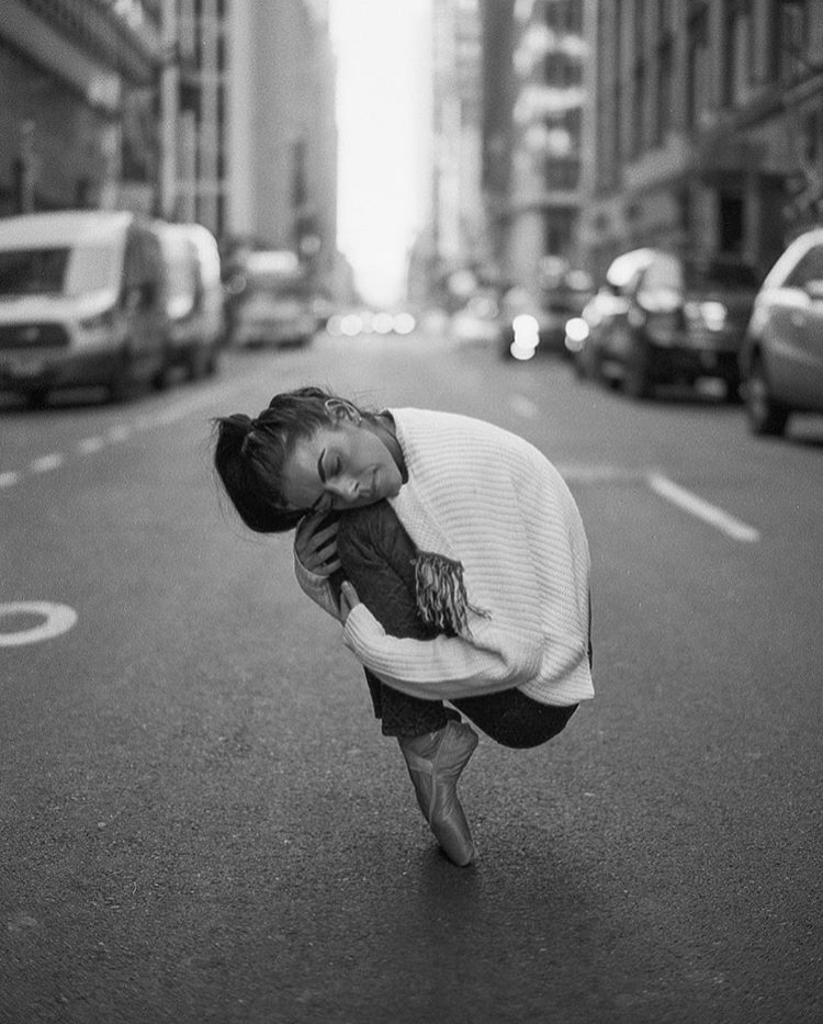 750x933, 380 Kb / улица, авто, балерина, пуанты, кофта, хвост, ч/б