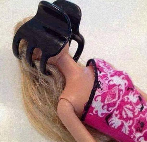 612x593, 56 Kb / кукла, блондинка, барби, заколка, зажим, крабик, чужой, лицехват, face-hugger