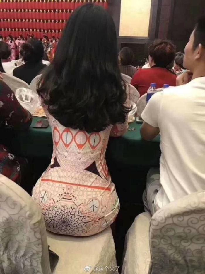 700x933, 74 Kb / платье, попа, сидит, волосы, брюнетка