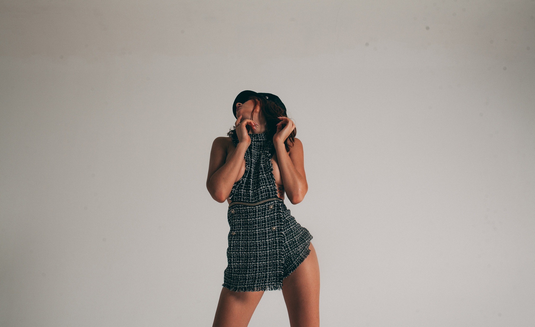 2030x1242, 489 Kb / кепка, сиськи