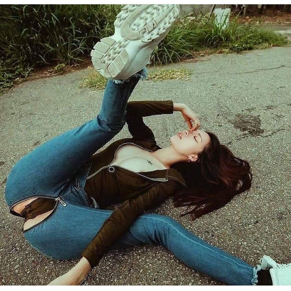 1008x1008, 177 Kb / Кроссовки, молния, лежит, тату, дорога