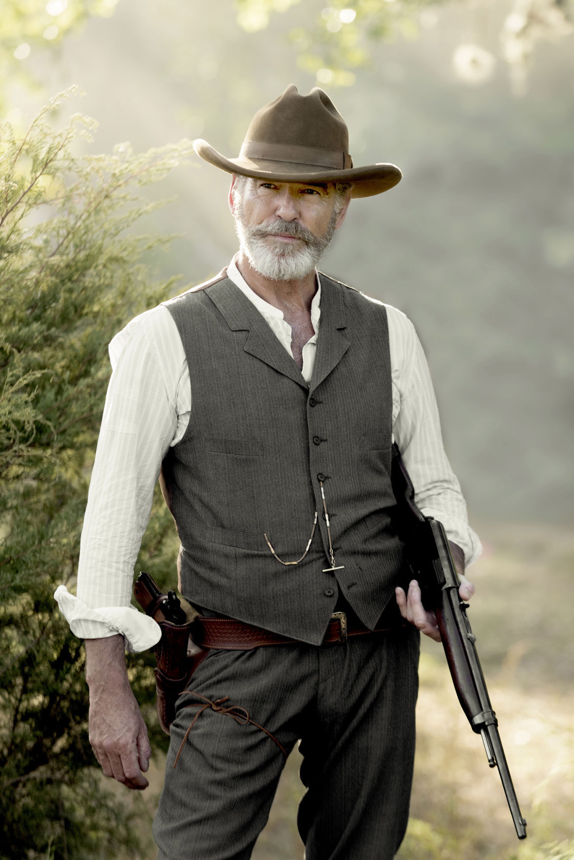 1176x1761, 275 Kb / шляпа, борода, жилет, цепь, винтовка, пистолет, кобура, ремень, джентльмен, пирс, броснан