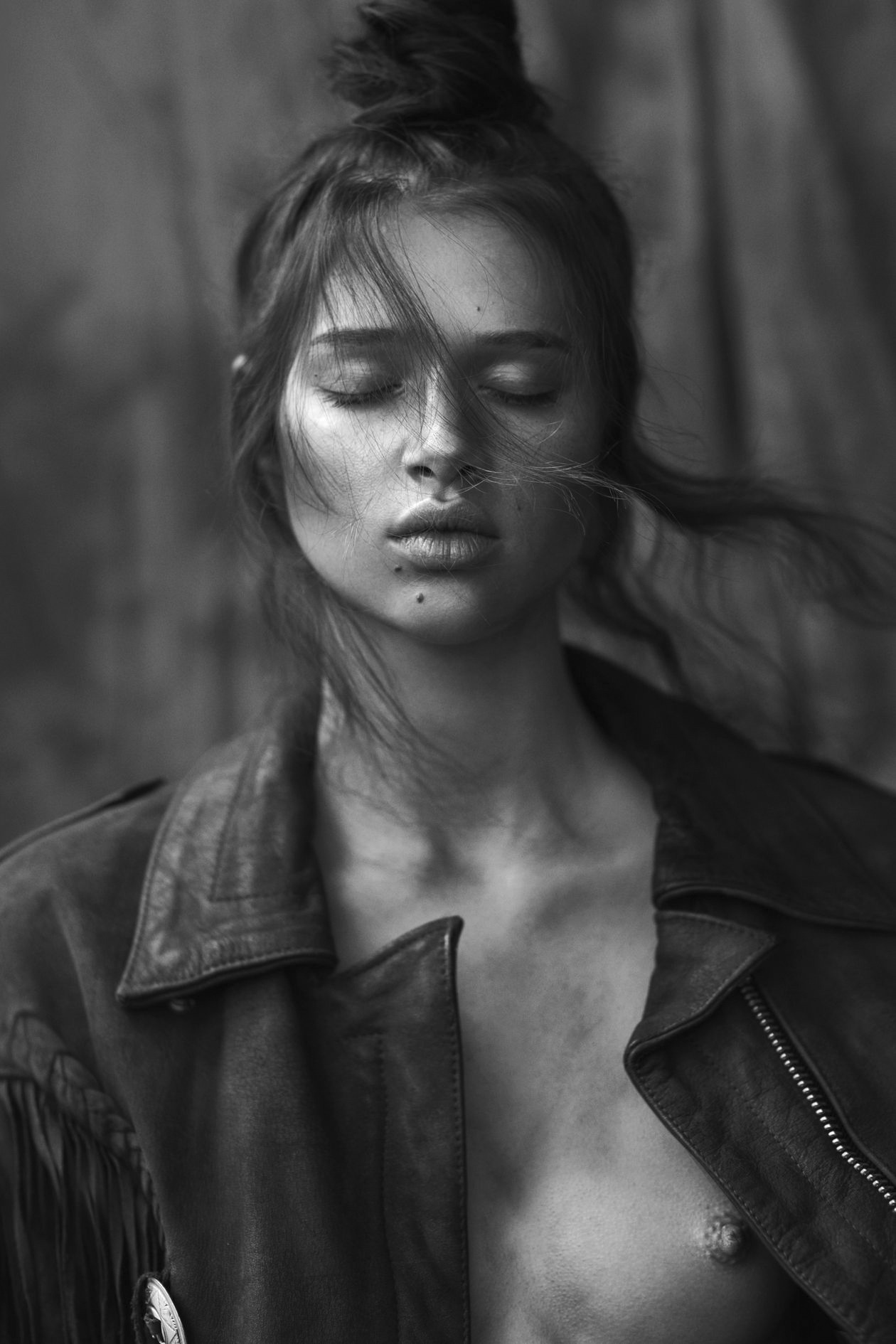 1260x1890, 231 Kb / ч/б, куртка, родинка, сосок, волосы