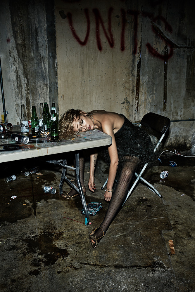 667x1000, 244 Kb / блондинка, стол, стул, граффити, бутылки, мусор, грязь