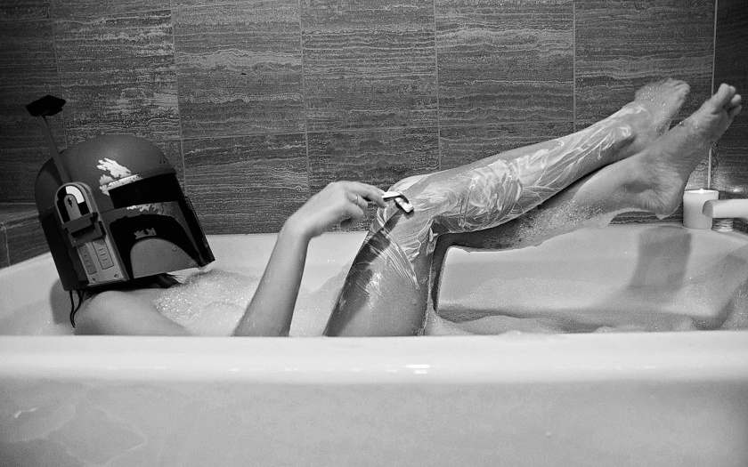 840x525, 185 Kb / шлем, ванна, пена, бритвенный, станок, ноги, ч/б, star wars