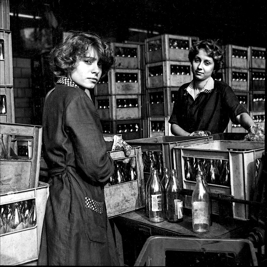 900x900, 206 Kb / девки, бутылки, стеклотара, ч/б