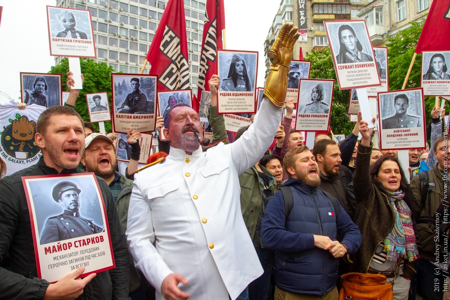 910x607, 197 Kb / политота, сталин, танос, демонстрация, бессмертный полк