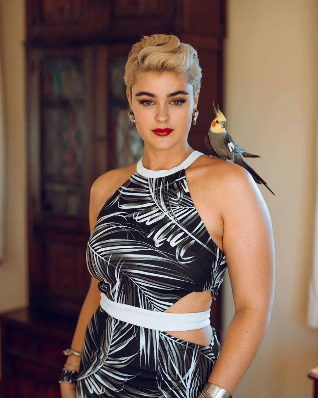 1080x1348, 156 Kb / блондинка, попугай, Stefania Ferrario, Стефания Феррарио