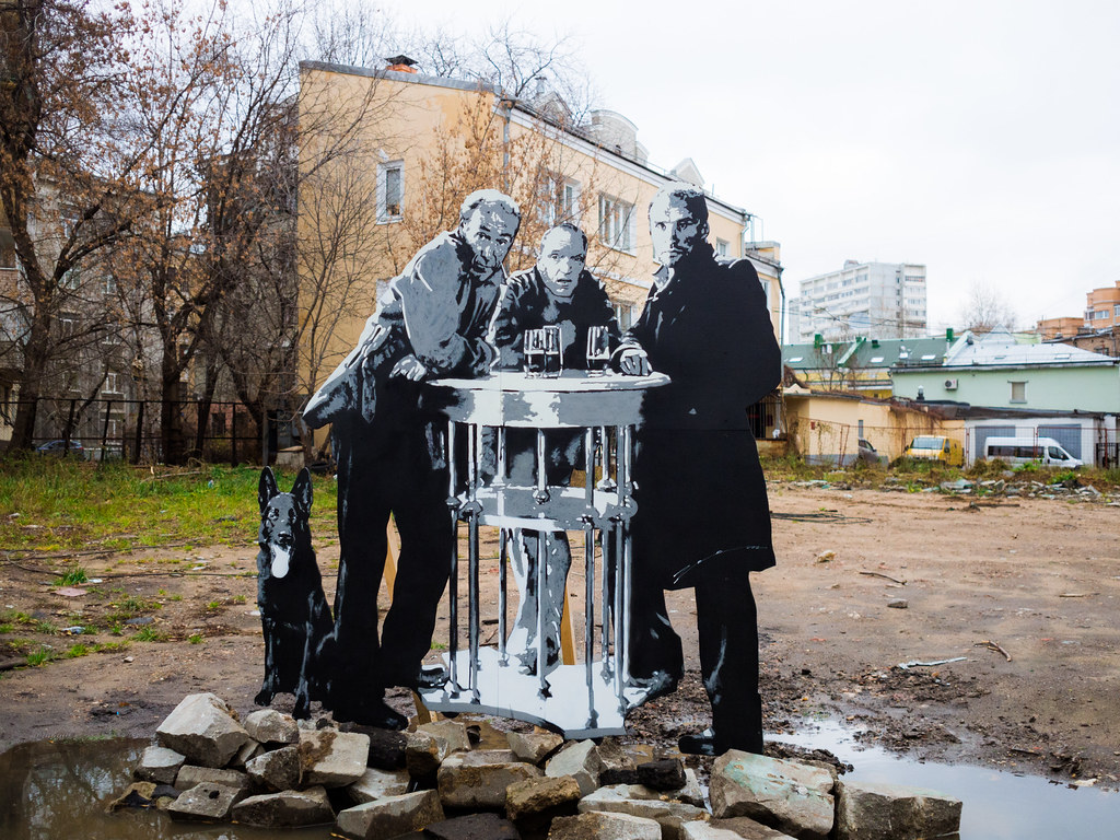 1024x768, 315 Kb / сталкер, кайдановский, гринько, солоницын, пёс, пиво, столик, лужа, кирпичи