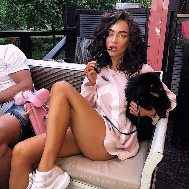 640x640, 98 Kb / брюнетка, собака, очки, сумка, кроссовки, ляжка