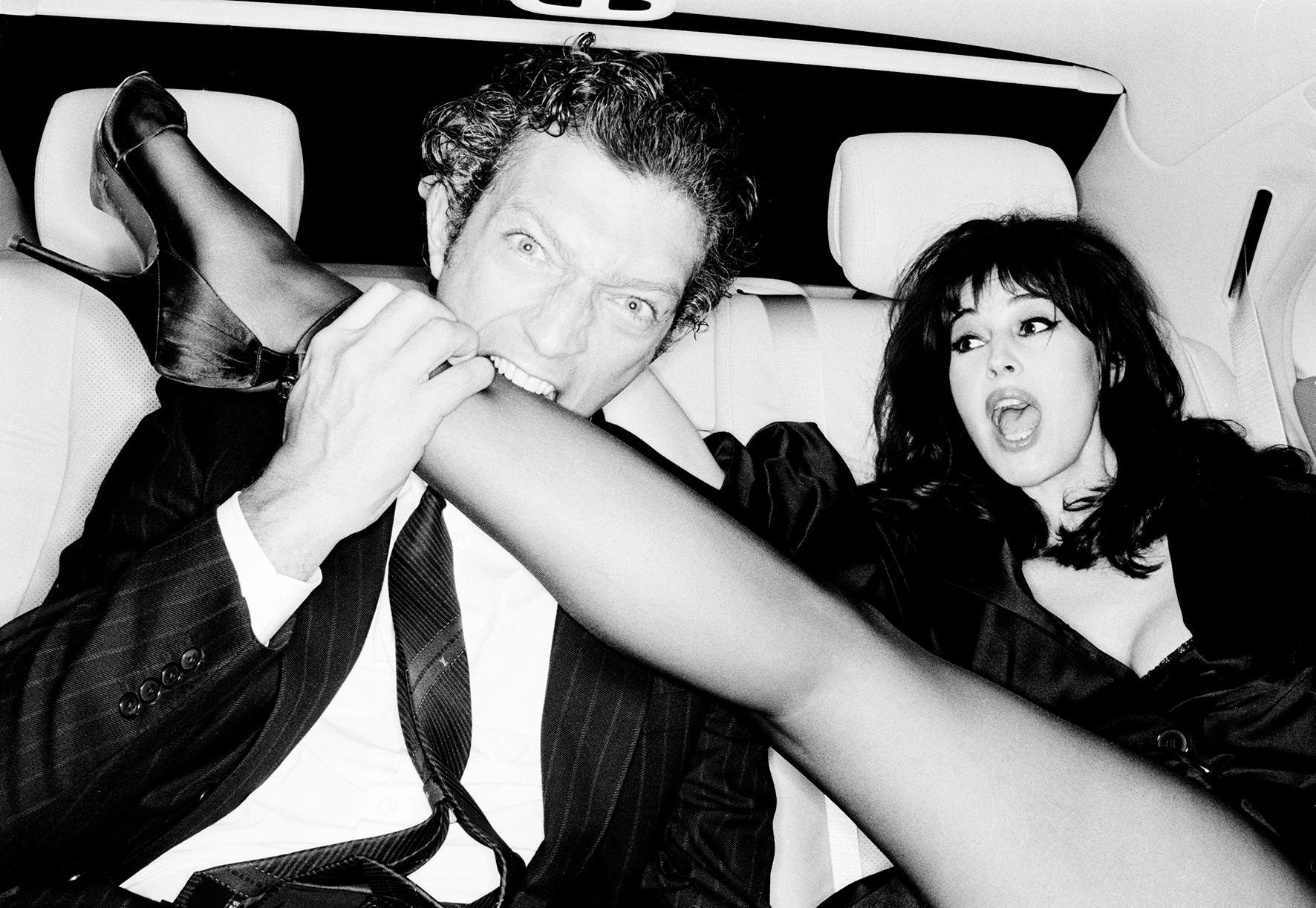 1772x1223, 303 Kb / Monica Bellucci, ч/б, нога, кусь, моника беллуччи, кассель, авто