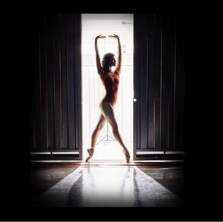 750x747, 99 Kb / балерина, пуанты, проем, свет, отражение