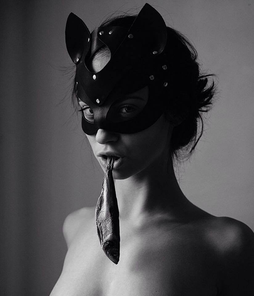 824x960, 46 Kb / девка, маска, рыба, ч/б