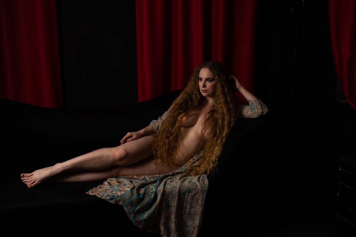 1200x800, 120 Kb / сиськи, халат, диван, волосы, кудри