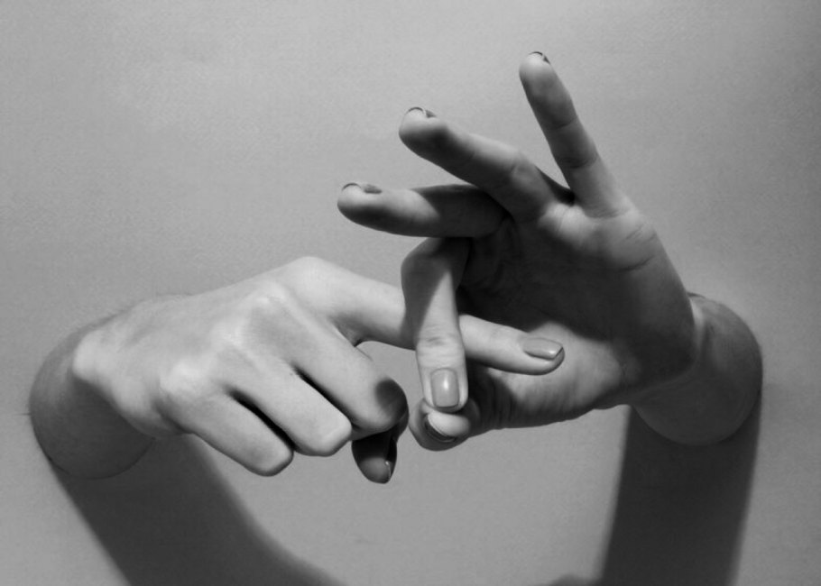 910x650, 54 Kb / руки, жест, ч/б