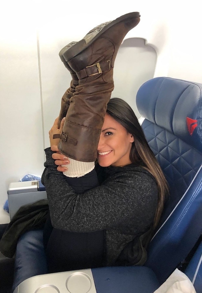 811x1174, 280 Kb / ноги, самолет, кресло, шатенка, гибкая, гибкость, растяжка, сапоги, пряжка