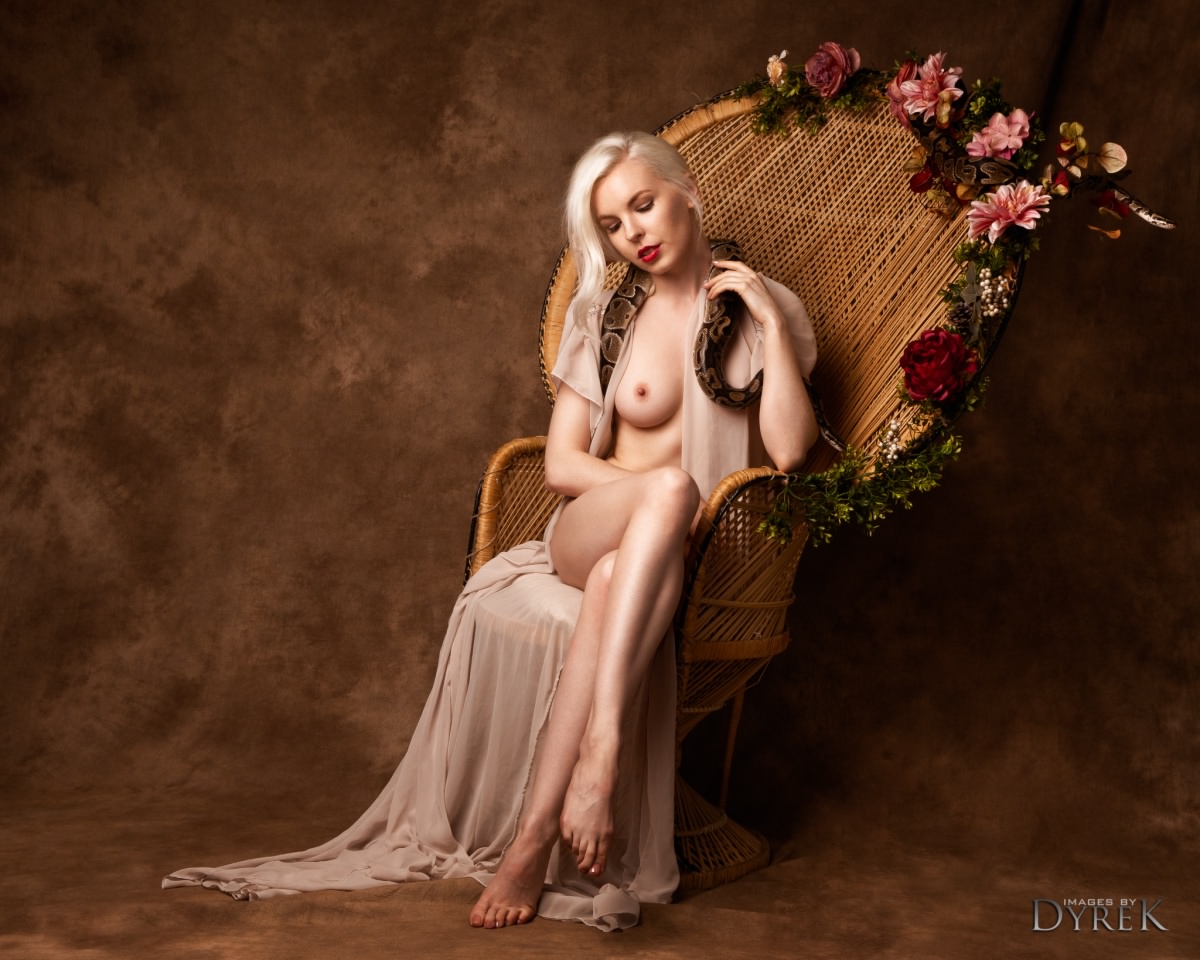 1200x960, 262 Kb / сиськи, халат, змея, кресло, блондинка, цветы