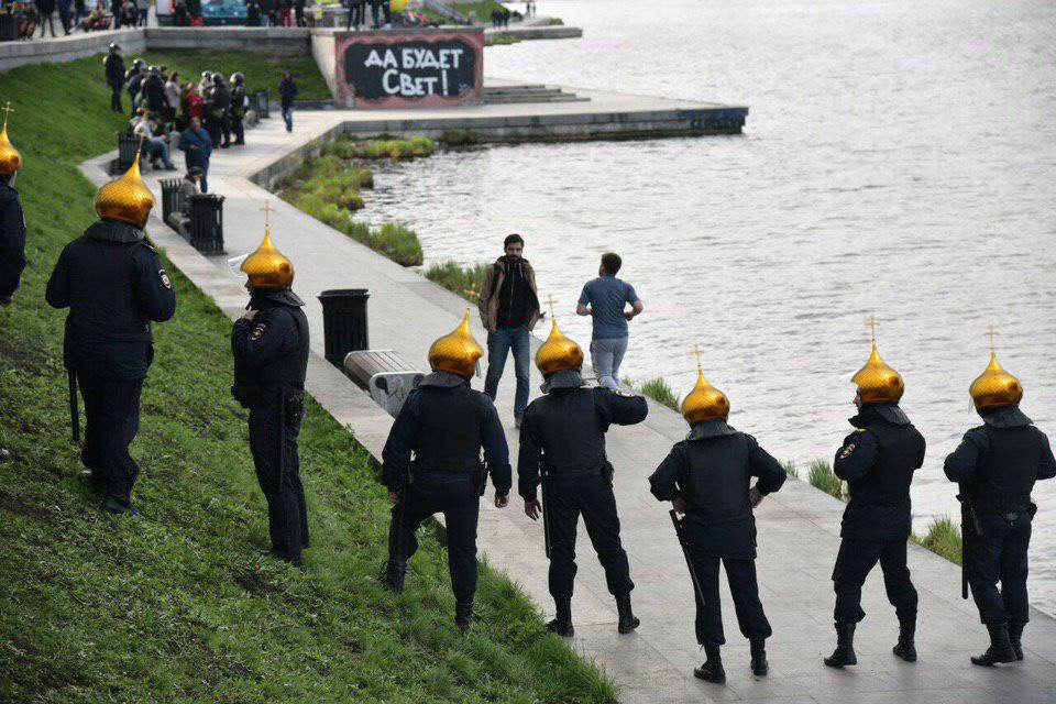 960x640, 145 Kb / Екатеринбург, ОМОН, купола, церкви, политота