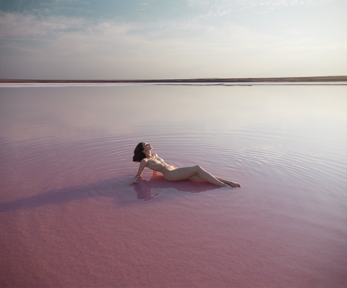 1200x996, 242 Kb / девка, вода, гладь, горизонт