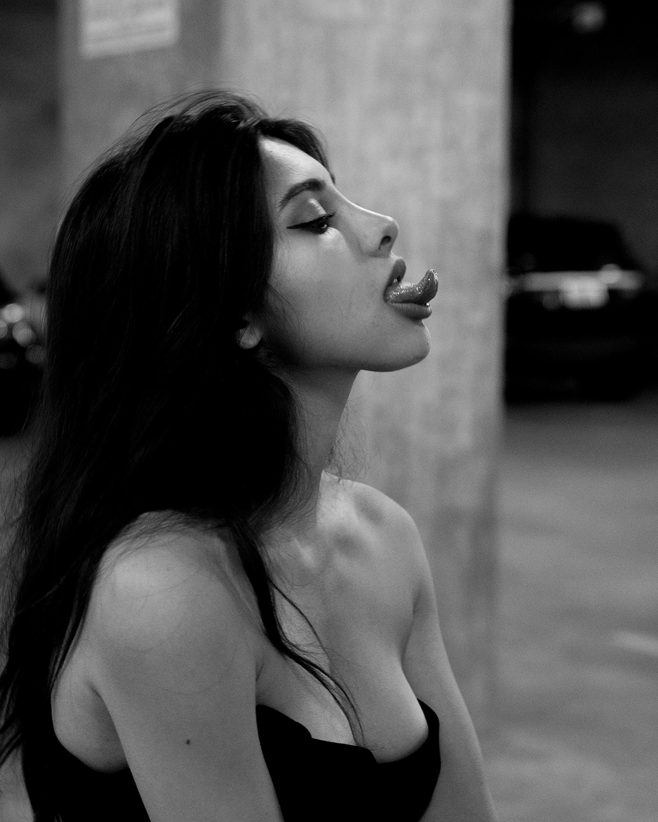 1280x1600, 483 Kb / девка, брюнетка, ч/б, язык