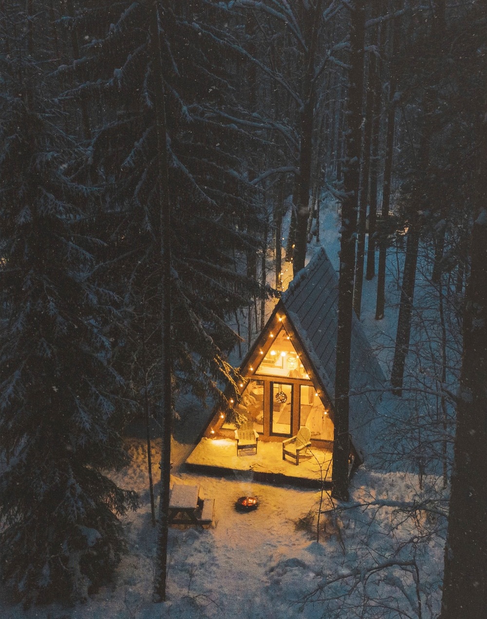1000x1272, 427 Kb / лес, деревья, домик, свет, стулья, снег