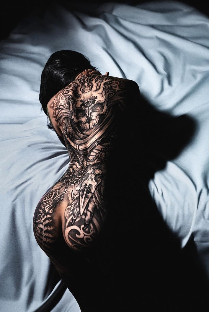 708x1056, 189 Kb / тату, раком, попа, брюнетка, кровать, простынь