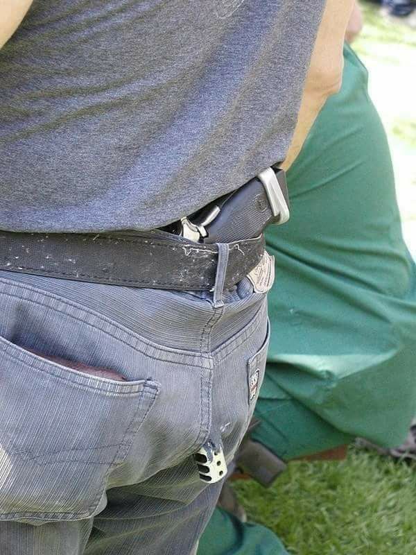 600x800, 79 Kb / Пистолет, штаны, ремень, сзади