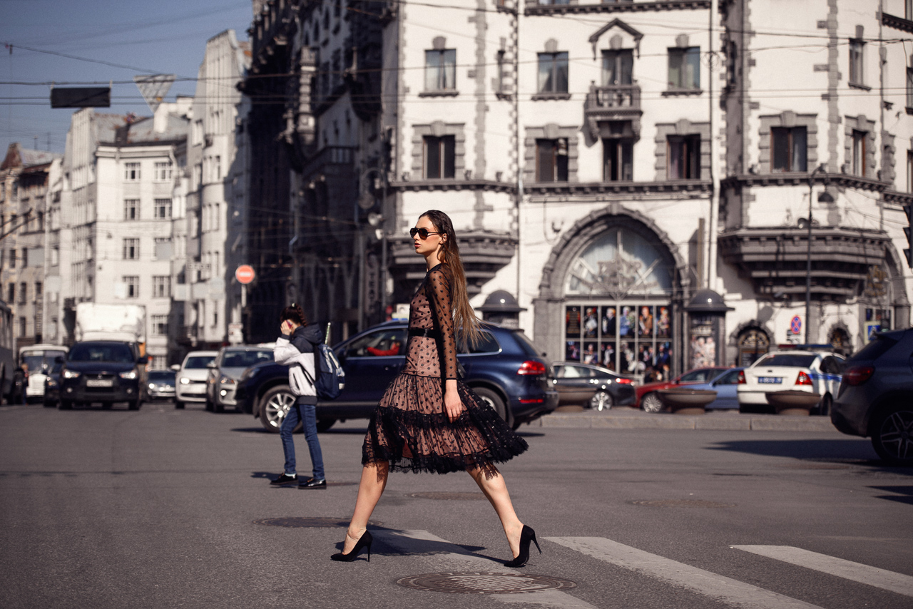 1280x854, 567 Kb / дома, здания, женщина, платье, машины, дорога, переход