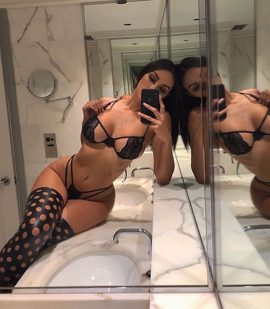 860x986, 110 Kb / зеркало, раковина, брюнетка, умывальник, селфи, черное, белье, чулки, дырки