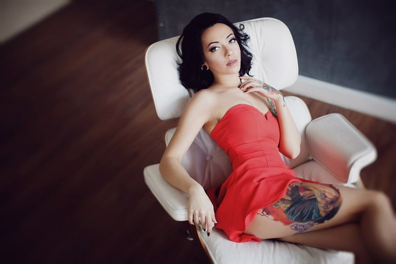 807x538, 49 Kb / брюнетка, тату, кресло