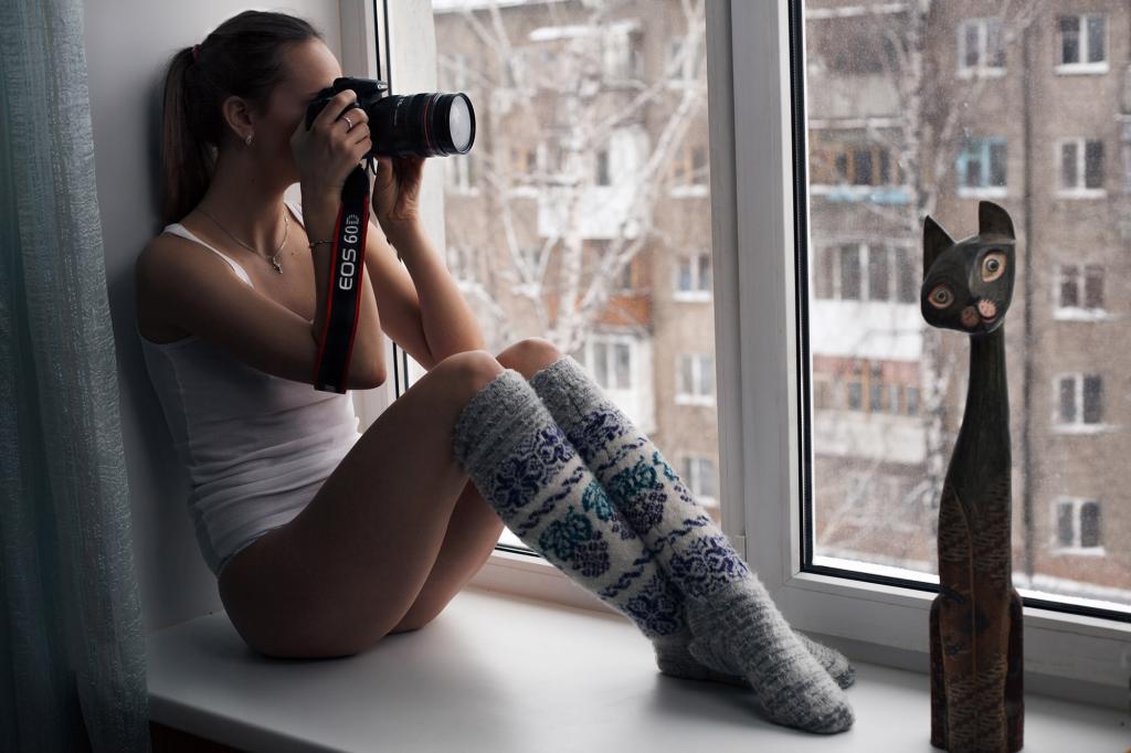 1024x682, 78 Kb / женщина, фотоаппарат, окно, подоконник, статуэтка, кошка, гольфы