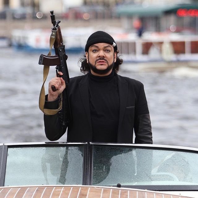 640x640, 58 Kb / киркоров, катер, автомат, АКСУ, Калашников