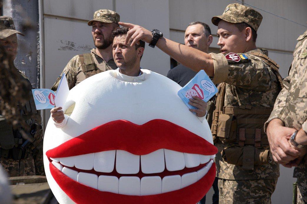 1043x695, 107 Kb / зеленский, ростовая кукла, военные