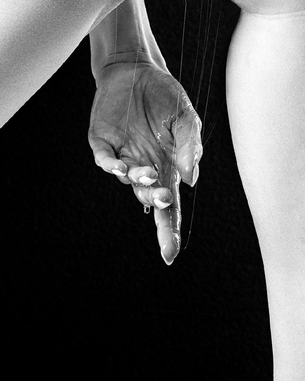 1024x1280, 164 Kb / ч/б, ноги, рука