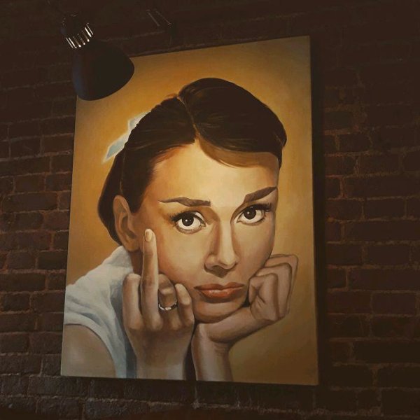 600x600, 41 Kb / картина, Одри, фак, кольцо, стена, кирпич