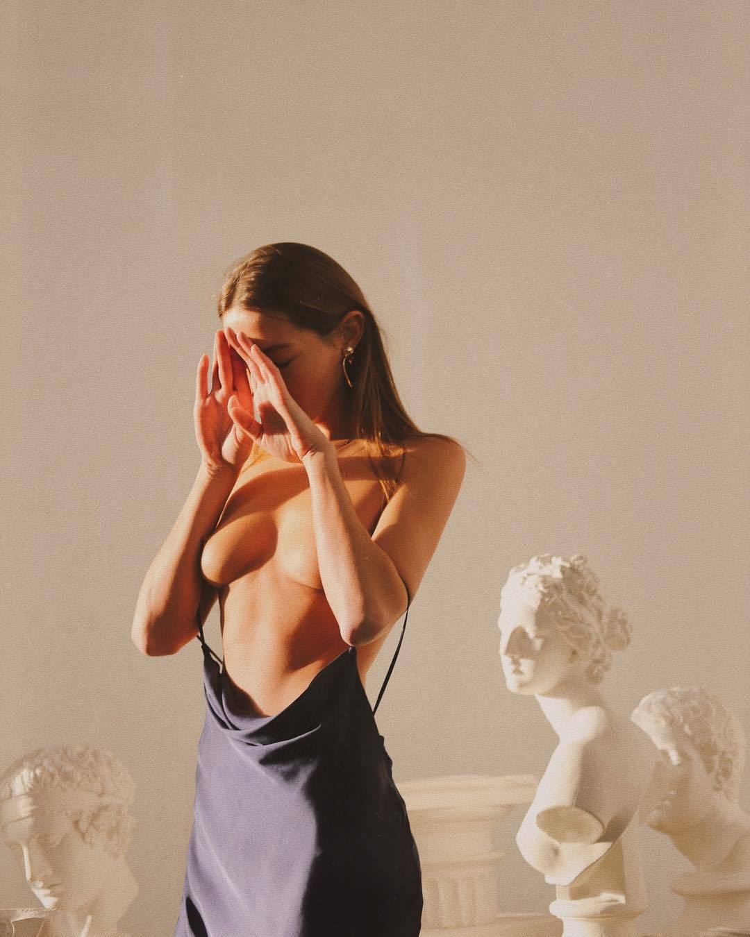 1080x1350, 144 Kb / бюст, топлесс, платье