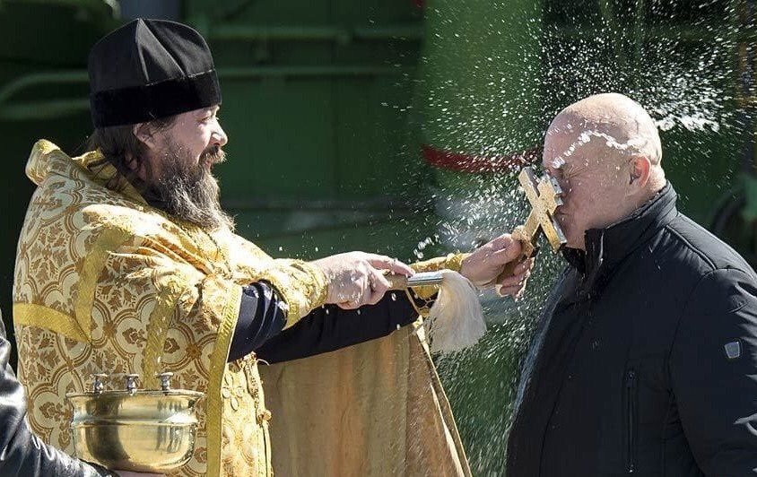 844x532, 125 Kb / священник, поп, лысый, крест, брызги