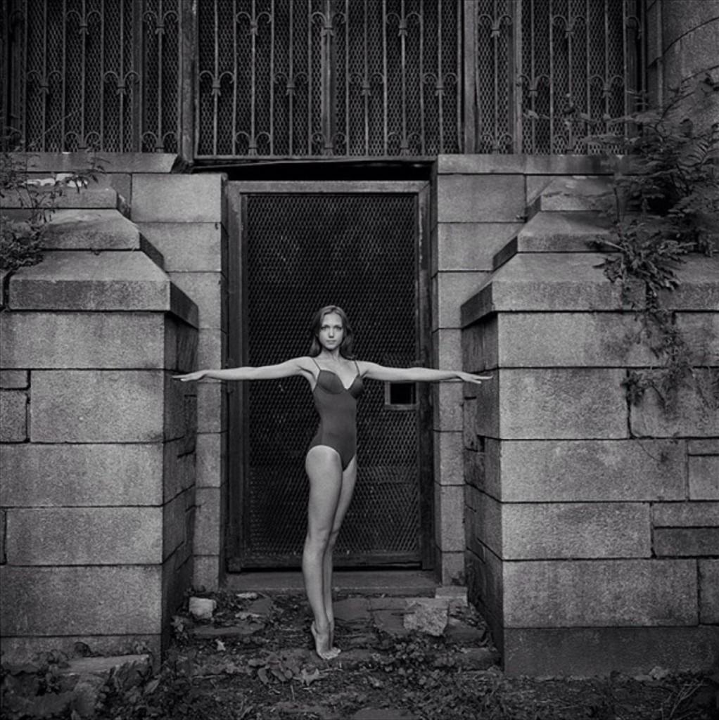 1022x1024, 265 Kb / строение, решетка, дверь, ч/б, боди, женщина