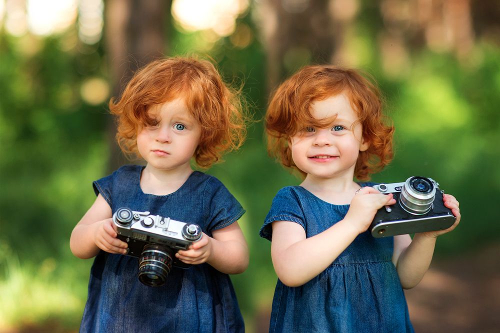 1000x666, 105 Kb / дети, рыжие, близняшки, фотоаппарат, лица, Анна Осипова, платье, джинса, зеркалка, кудри, зелень