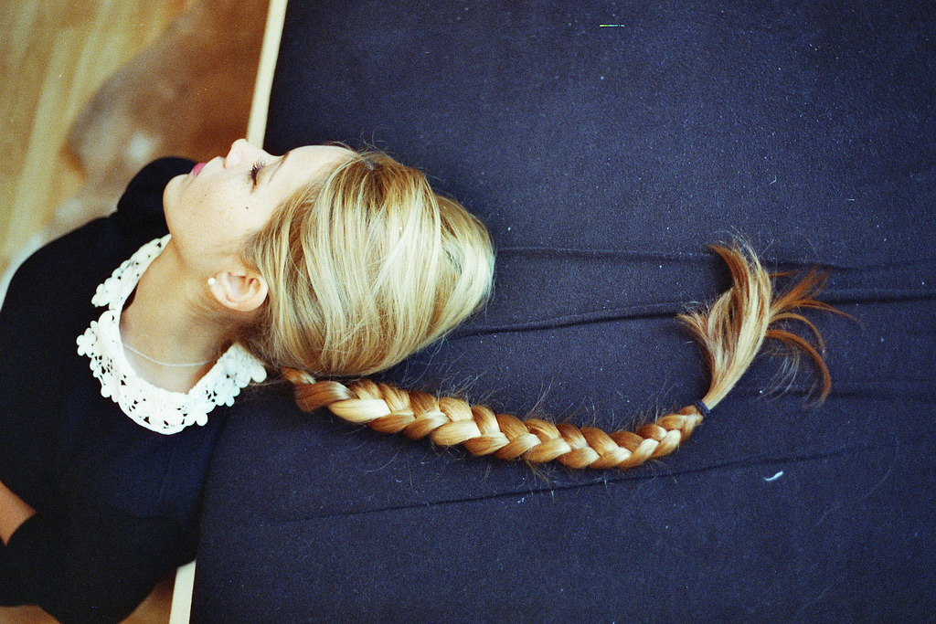 1024x683, 330 Kb / девка, блондинка, воротничок, коса