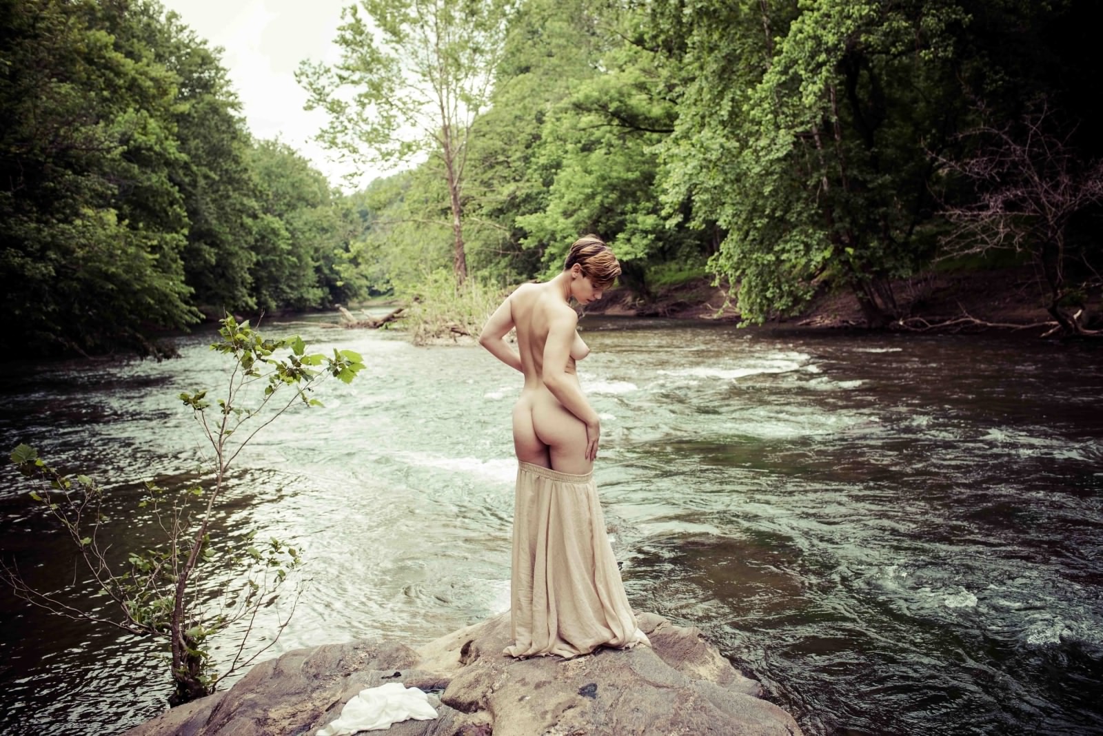 1600x1068, 478 Kb / сиськи, попа, юбка, река, лес, камни