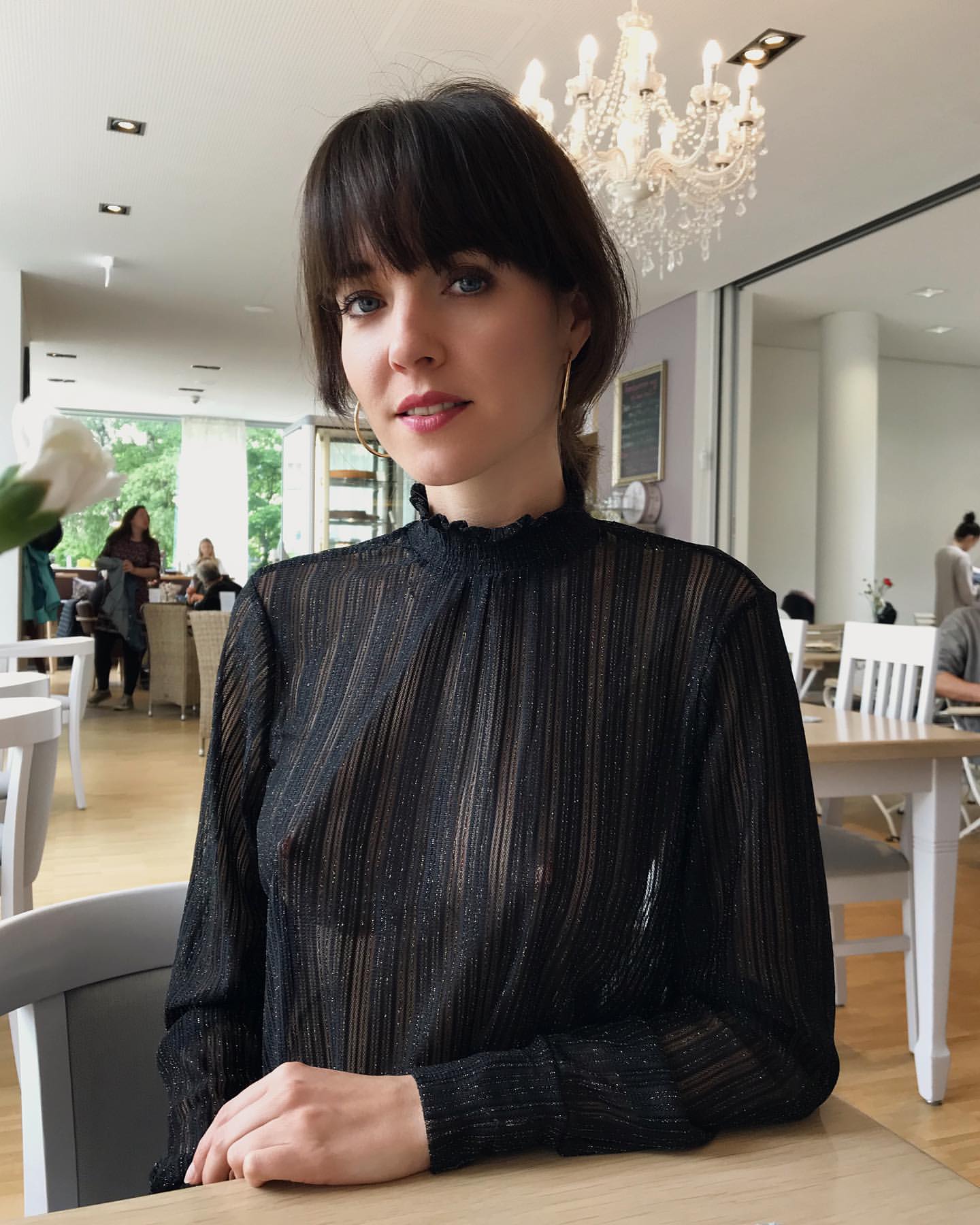 1440x1800, 204 Kb / брюнетка, сидит, блузка, прозрачное, кафе, стол, стул, люстра, цветок