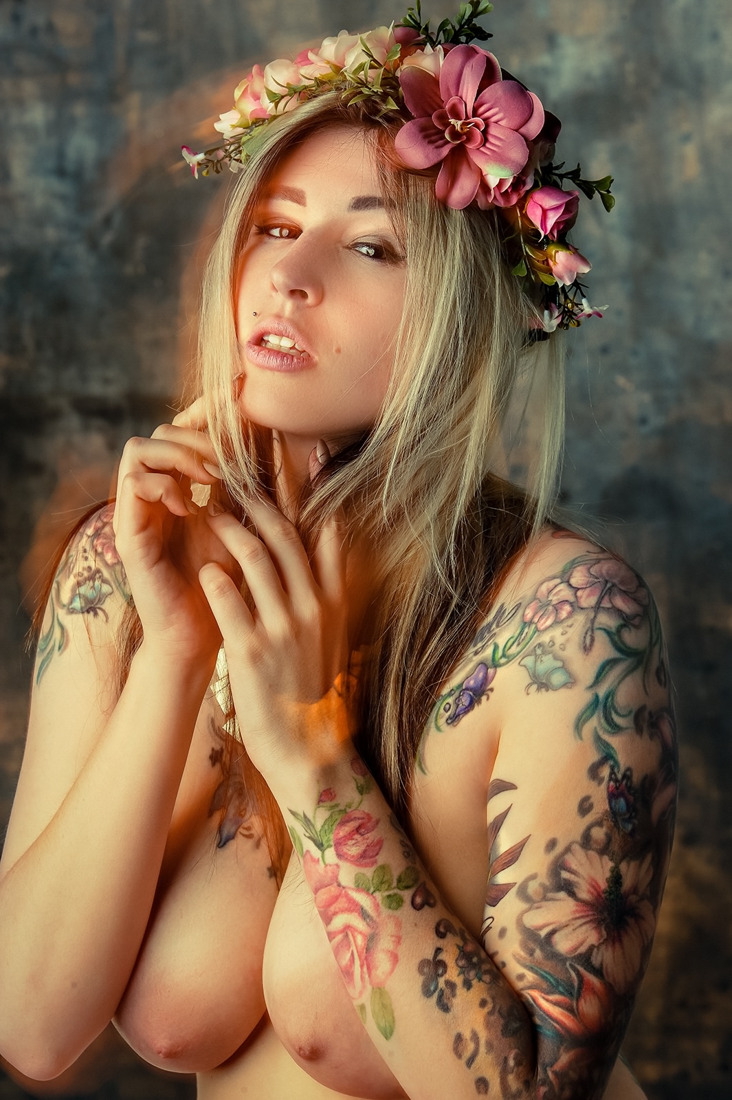 1065x1600, 497 Kb / сиськи, тату, венок, бодиарт, пирсинг, маникюр, блондинка
