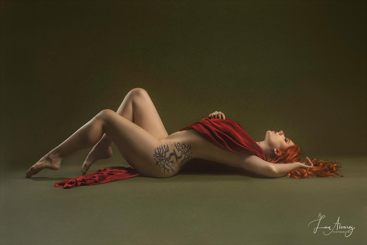 1280x854, 66 Kb / сиськи, голая, рыжая, тату, ткань